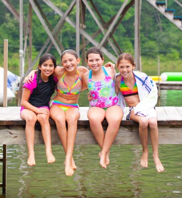 girls-on-dock